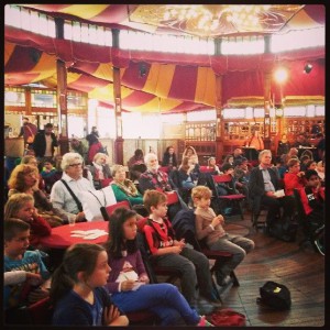 Das Lesezelt ist voll bei Keith Tilburys Lesung! Das Lesezelt ist voll bei Keith Tilburys Lesung!