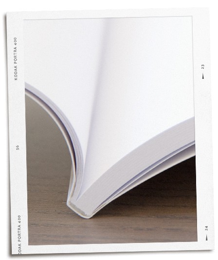 halb aufgeschlagenes Buch mit Softcover-Bindung